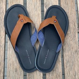💙🤎Tommy Hilfiger Boys Flip Flops Sz 4/5💙🤎